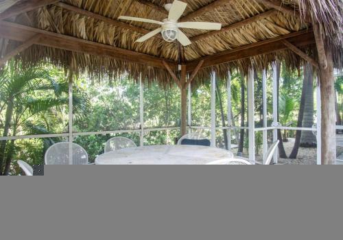 Big Kahuna 5bed/4bath Updated Home With Private Pool & Dockage