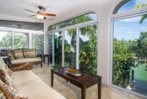 Big Kahuna 5bed/4bath Updated Home With Private Pool & Dockage