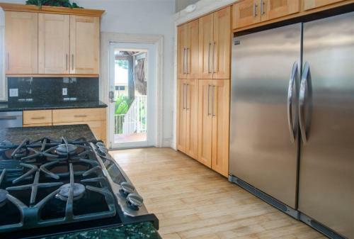 Big Kahuna 5bed/4bath Updated Home With Private Pool & Dockage