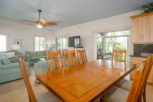 Big Kahuna 5bed/4bath Updated Home With Private Pool & Dockage