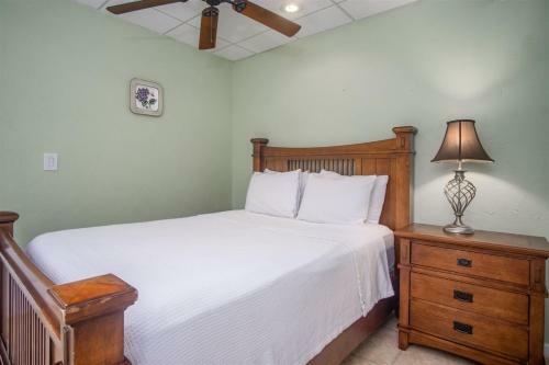 Big Kahuna 5bed/4bath Updated Home With Private Pool & Dockage