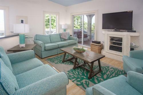 Big Kahuna 5bed/4bath Updated Home With Private Pool & Dockage