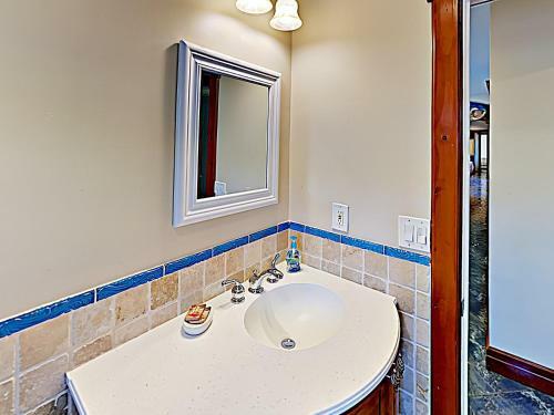 Canal-front Dream With Private Pool, Spa & Dock Home