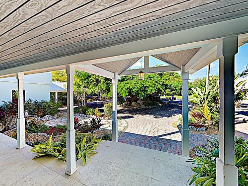Canal-front Dream With Private Pool, Spa & Dock Home