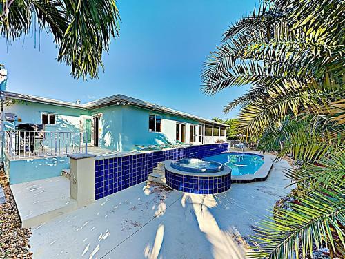 Canal-front Dream With Private Pool, Spa & Dock Home