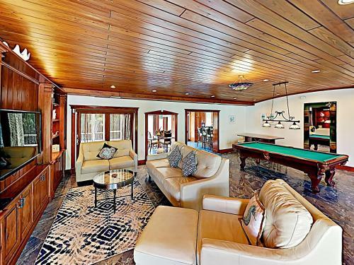 Canal-front Dream With Private Pool, Spa & Dock Home