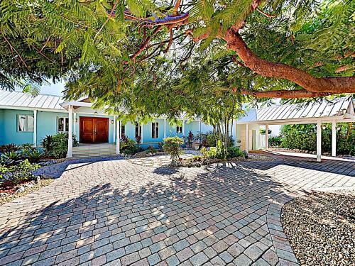 Canal-front Dream With Private Pool, Spa & Dock Home