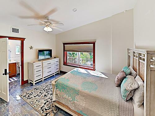Canal-front Dream With Private Pool, Spa & Dock Home