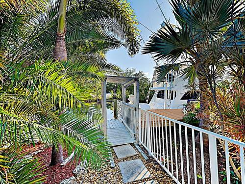 Canal-front Dream With Private Pool, Spa & Dock Home