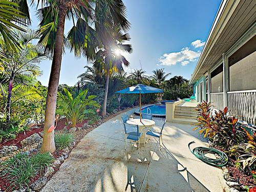 Canal-front Dream With Private Pool, Spa & Dock Home