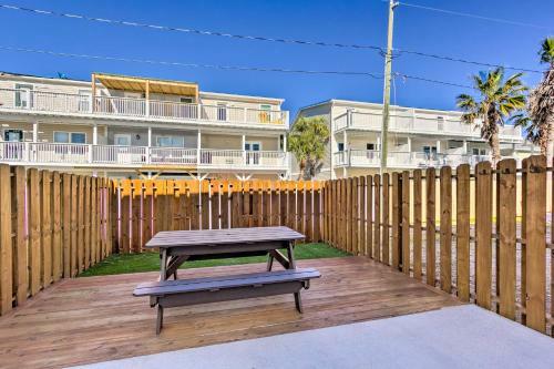 Updated Abode With Yard, Walk To Mexico Beach!
