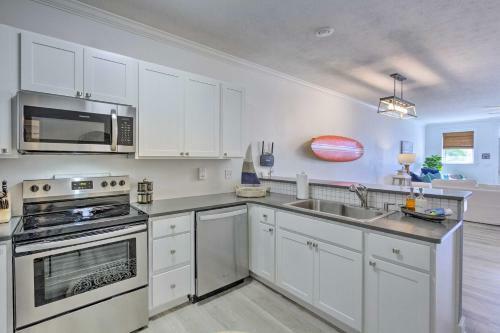 Updated Abode With Yard, Walk To Mexico Beach!