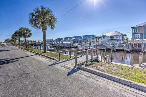 Canalfront Getaway With Balcony By Mexico Beach