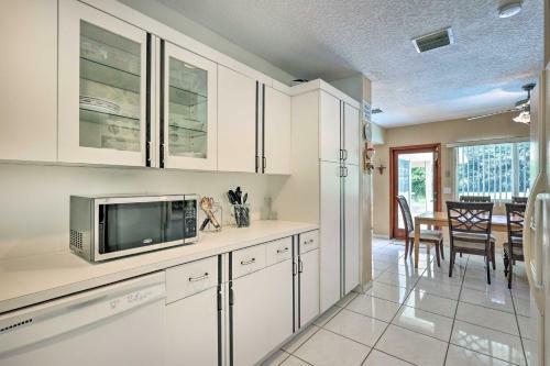 Beautiful Home With Pool In Upscale Pinecrest Village
