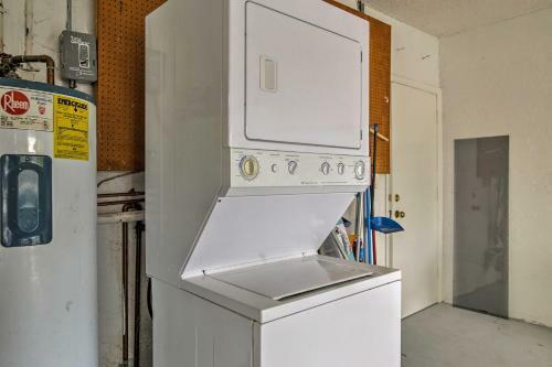 Miami Home With Screened-in Pool Mins From Zoo!