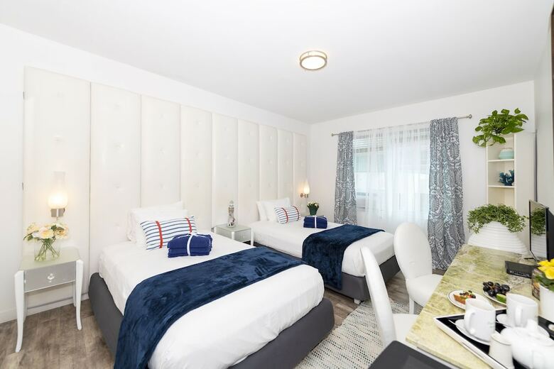 Norman's Hotel And Bar, Miami Beach