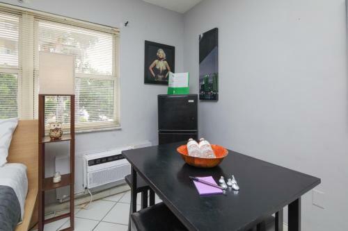 Double Unit (2 Studio Apartments), Miami Beach, 2 Mins To Ocean!