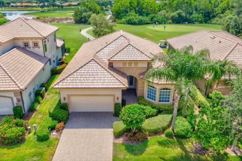 Luxurious Golf Course Getaway With Resort Perks