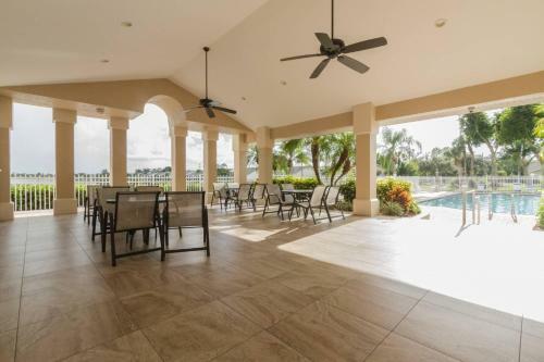 Crown Pointe Mabry Drive With Garden View