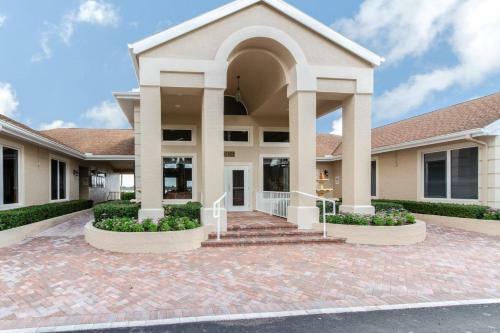 Crown Pointe Mabry Drive With Garden View