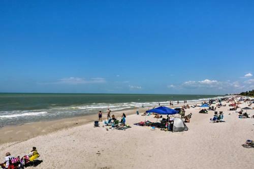 Apartamento Upscale Naples Condo With Pool Access Walk To Pier!