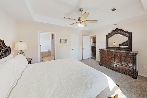 Upscale Custom Home With Large Backyard, Near Beach Home