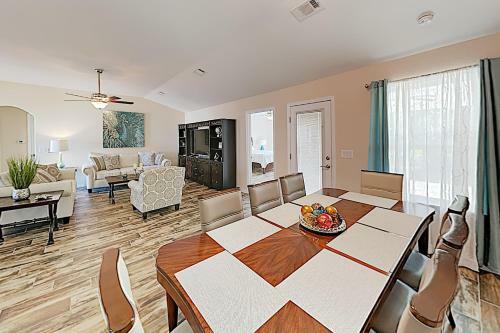 Upscale Custom Home With Large Backyard, Near Beach Home