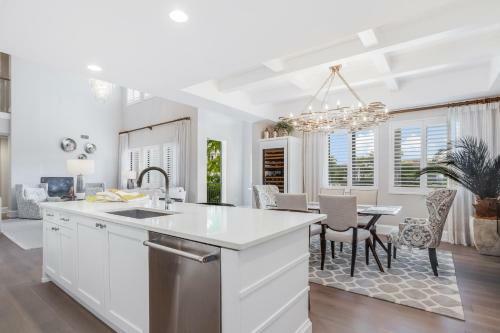 Naples Square Paradise