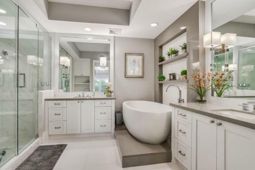 Naples Square Paradise