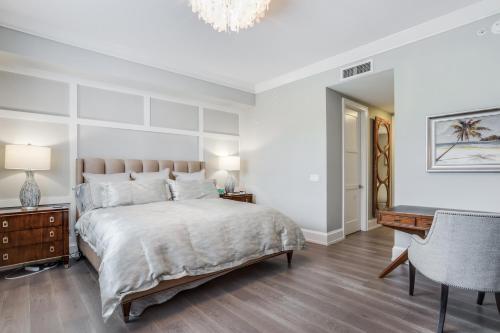 Naples Square Paradise