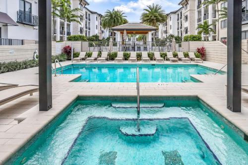 Naples Square Paradise