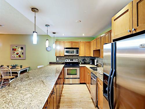Apartamento New Listing! Oceanview Condo With Pool & Balcony Condo