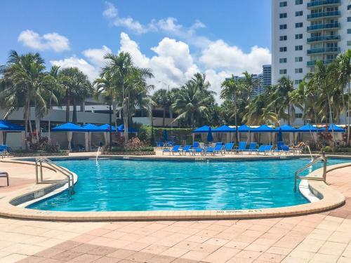 Apartamento New Listing! Oceanview Condo With Pool & Balcony Condo
