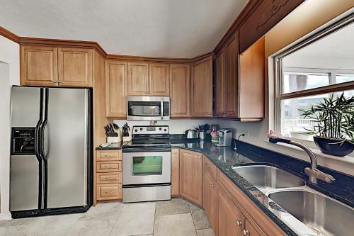 Canal-front Getaway With Pool - Minutes To Beach! Home