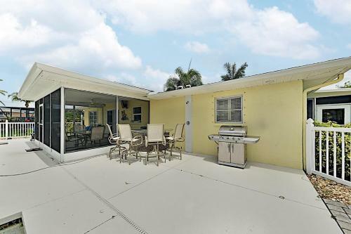 Canal-front Getaway With Pool - Minutes To Beach! Home