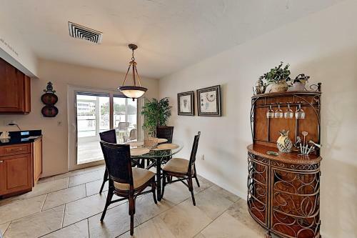 Canal-front Getaway With Pool - Minutes To Beach! Home