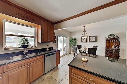 Canal-front Getaway With Pool - Minutes To Beach! Home