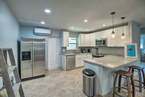 Stylish Updated Getaway 2 Mi To Swim And Shop!