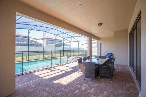 Eight-bedroom Villa 8882
