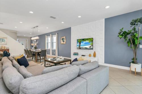 6 Bedroom Vacation Home With Pool (1751)