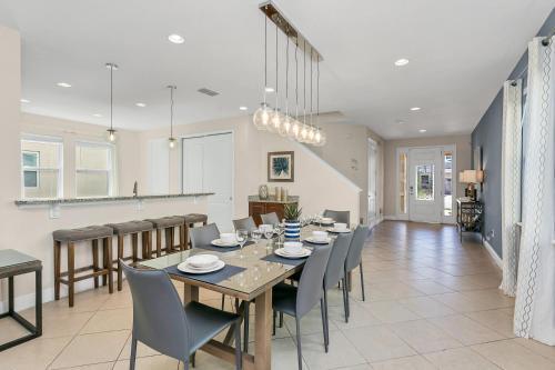 6 Bedroom Vacation Home With Pool (1751)