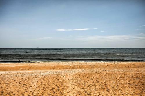 Home With Furnished Lanai - 1 Block To Ormond Beach!