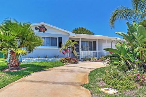 Ormond Beach Bungalow With Patio And Quiet Setting!