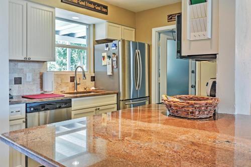 Ormond Beach Bungalow With Patio And Quiet Setting!