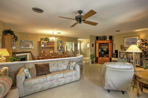 Spacious Home With Yard, 0 5 Mi To Ormond Beach