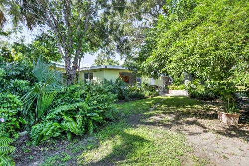 Tropical Ormond Beach Bungalow With Patio And Grill!