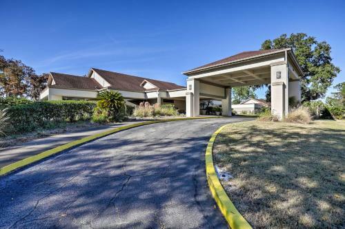 Coastal Pet-friendly Oasis On Pine Lakes Golf