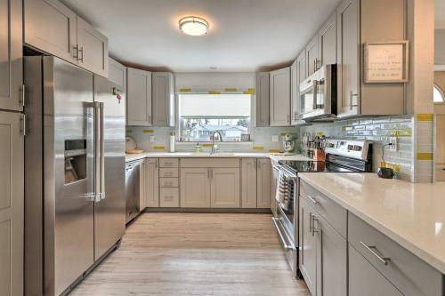 Bright Bungalow With Grill, Walk To Ormond Beach