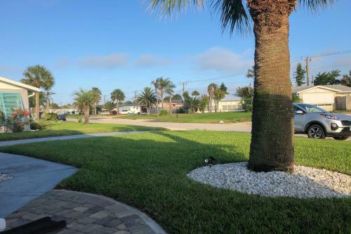 Bright Bungalow With Grill, Walk To Ormond Beach