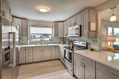 Bright Bungalow With Grill, Walk To Ormond Beach